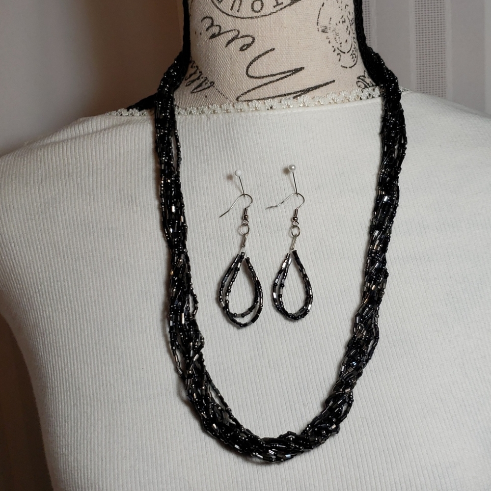NECKLACE AND EARRING SET!!